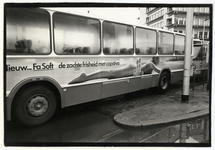404559 Afbeelding van een autobus van de VAD met reclame voor zeep van Fa op het Stationsplein (streekbusstation) te Utrecht.